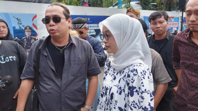 Ayu Chairun Nurisa, mantan karyawan Ashanty, didampingi kuasa hukumnya. [FTNews.co.id/Selvianus Kopong Basar]